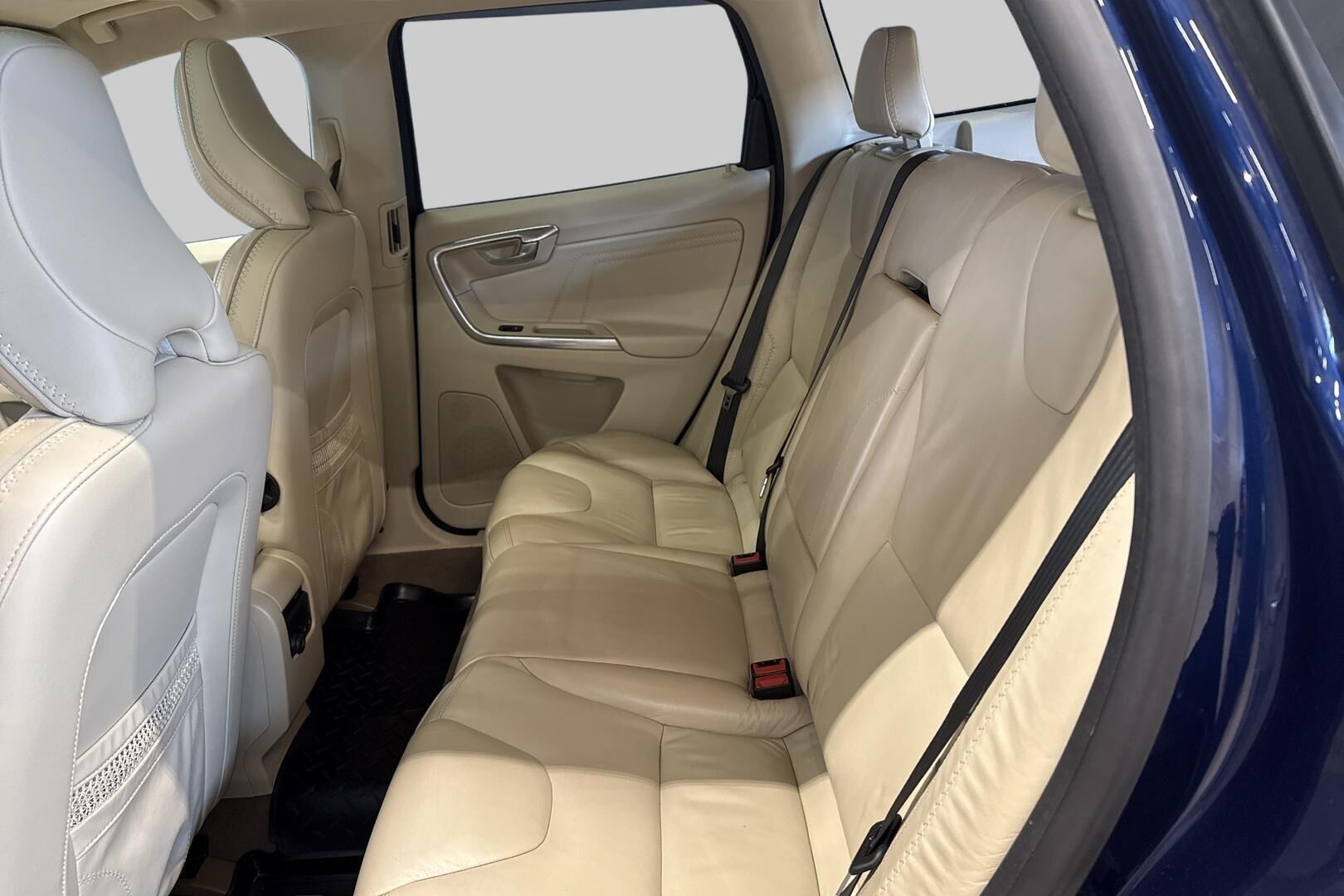 Volvo XC60 iso kuva 10