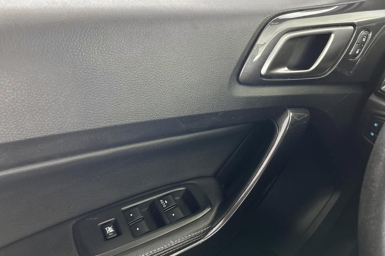 Ford Ranger iso kuva 29
