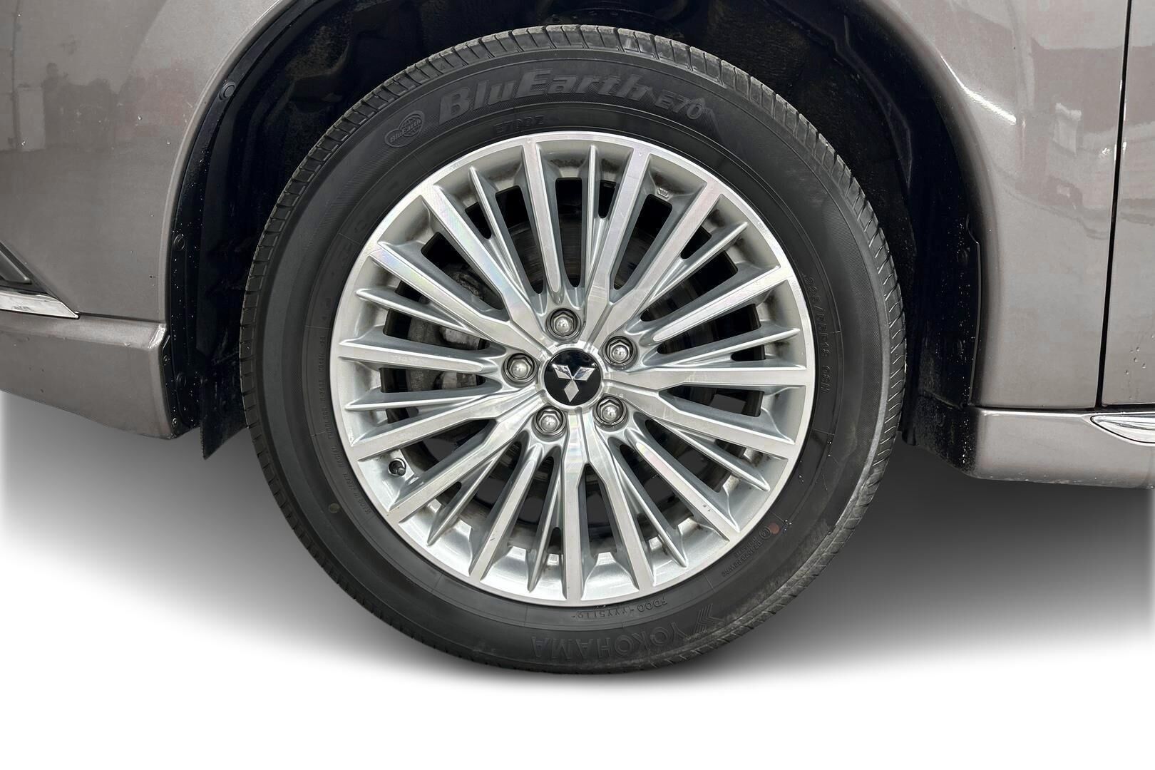 Mitsubishi Outlander PHEV iso kuva 12