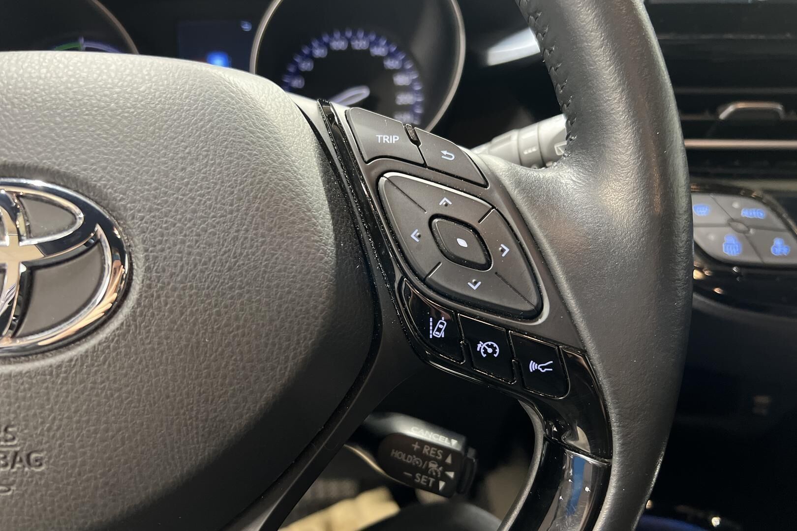 Toyota C-HR iso kuva 15