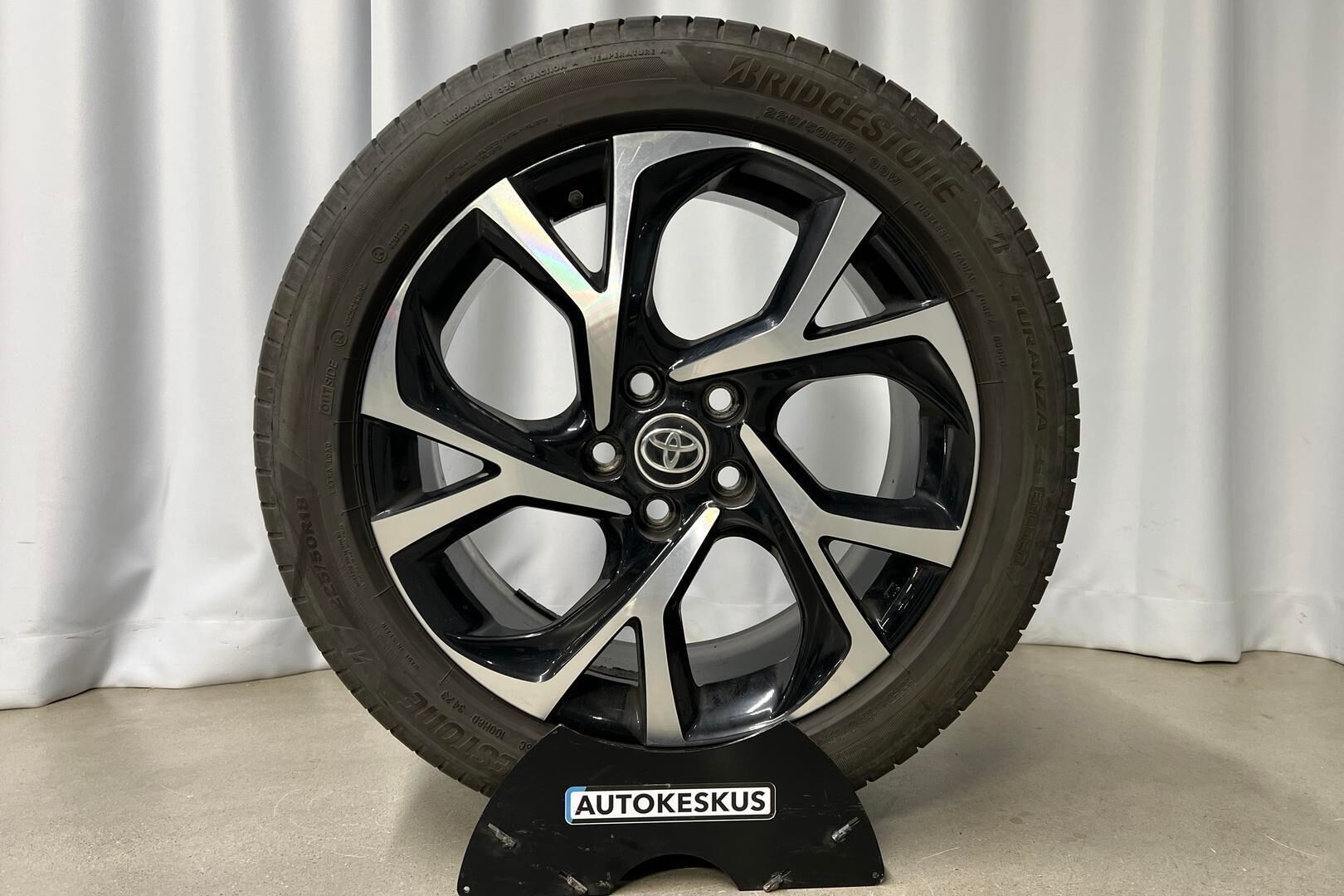 Toyota C-HR iso kuva 18