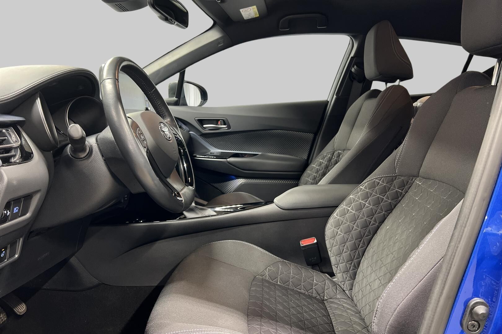 Toyota C-HR iso kuva 8