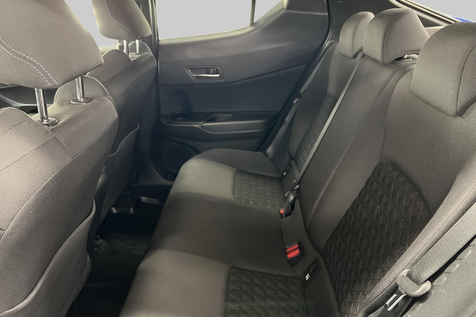 Toyota C-HR iso kuva 9