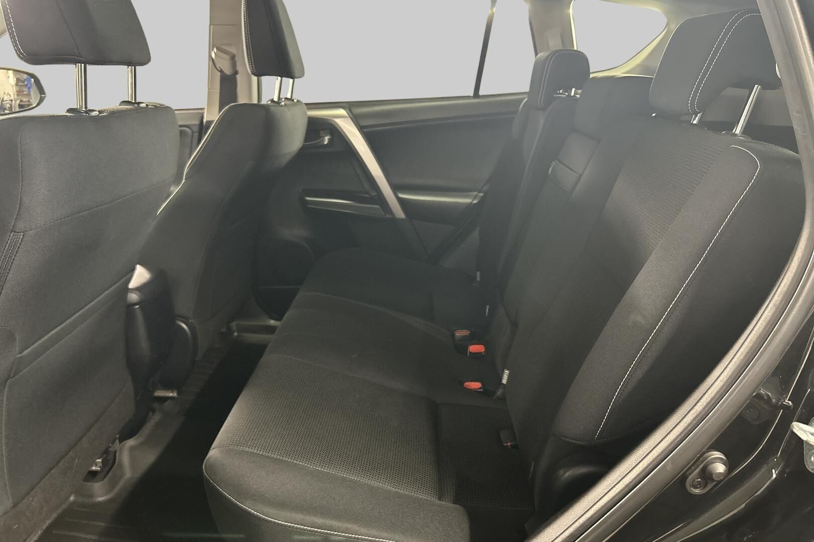 Toyota RAV4 iso kuva 9