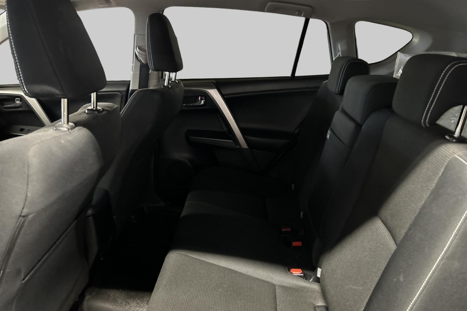 Toyota RAV4 iso kuva 9