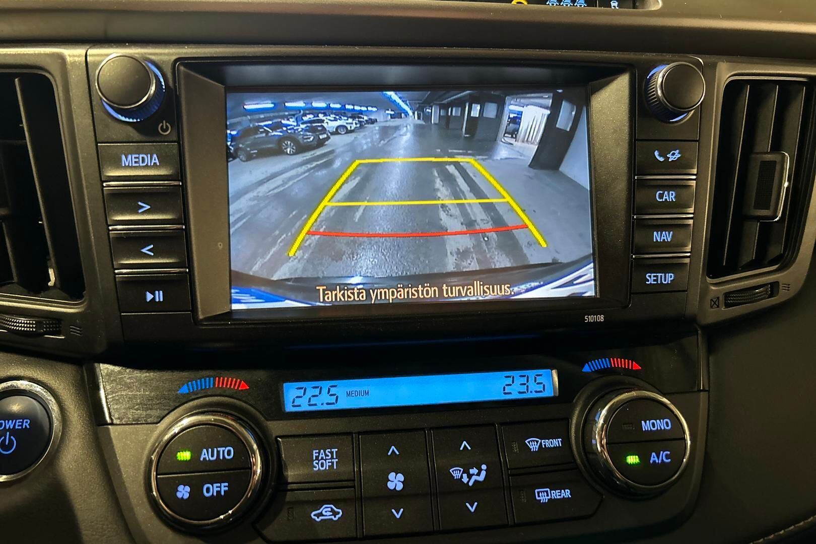 Toyota RAV4 iso kuva 18