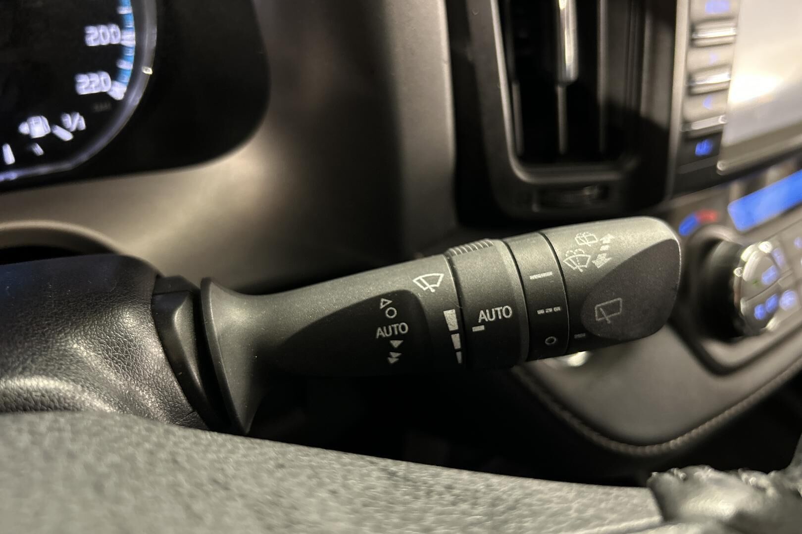 Toyota RAV4 iso kuva 17