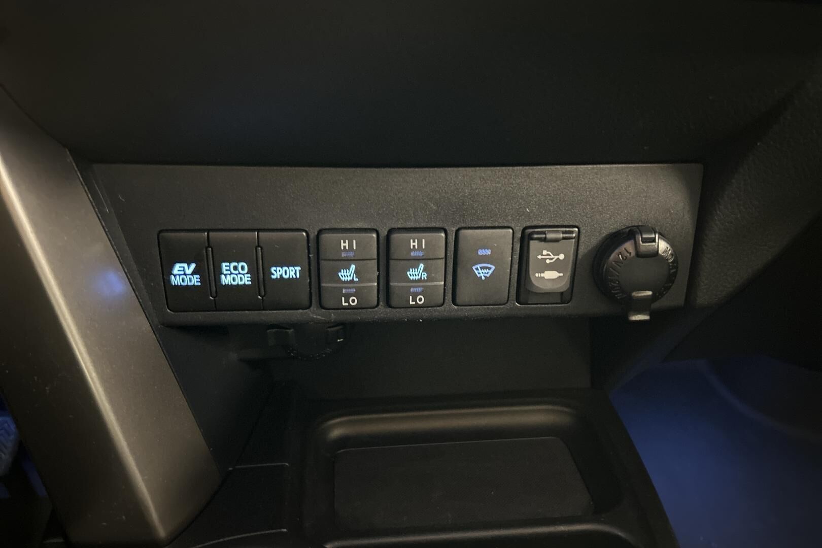 Toyota RAV4 iso kuva 32