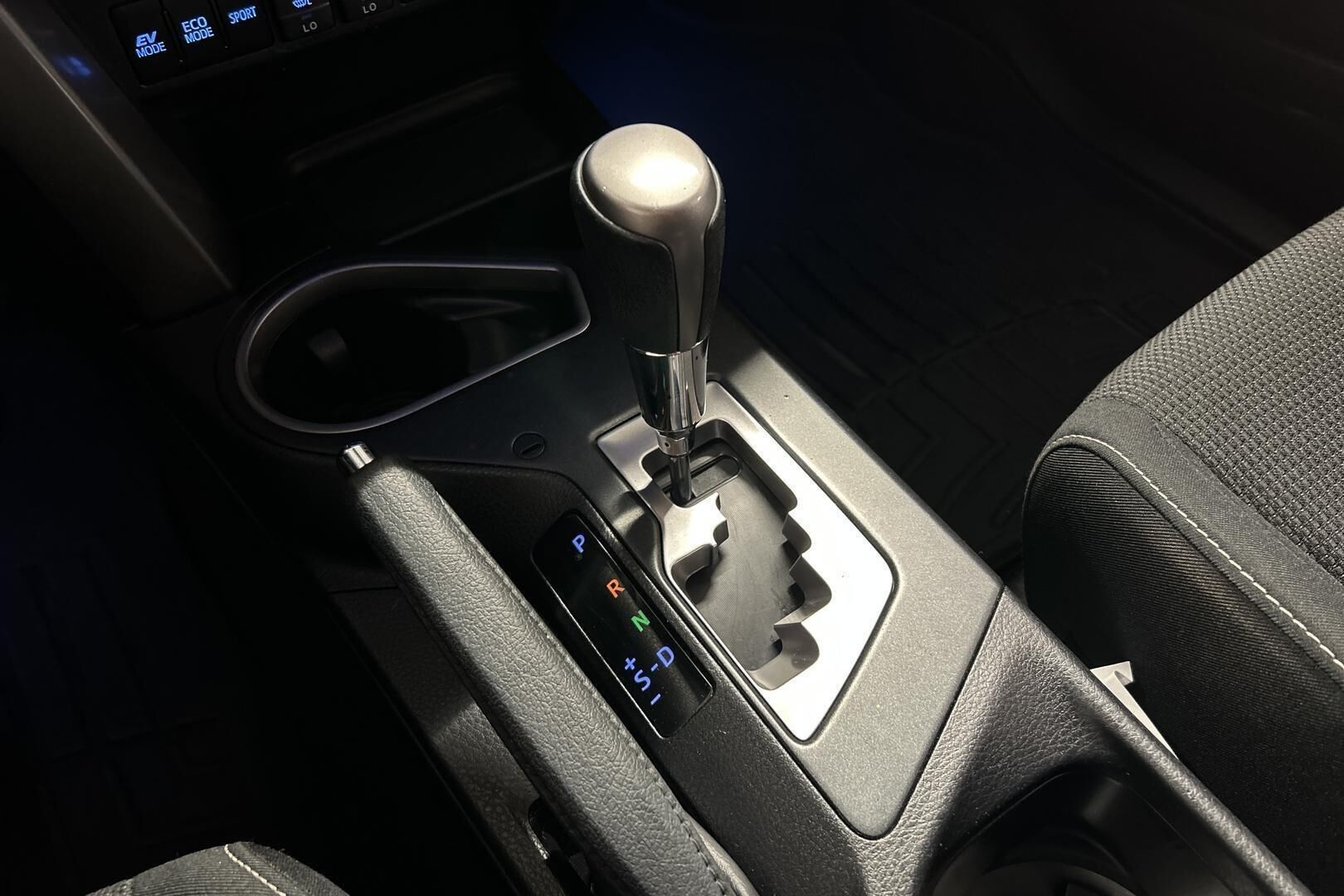 Toyota RAV4 iso kuva 24