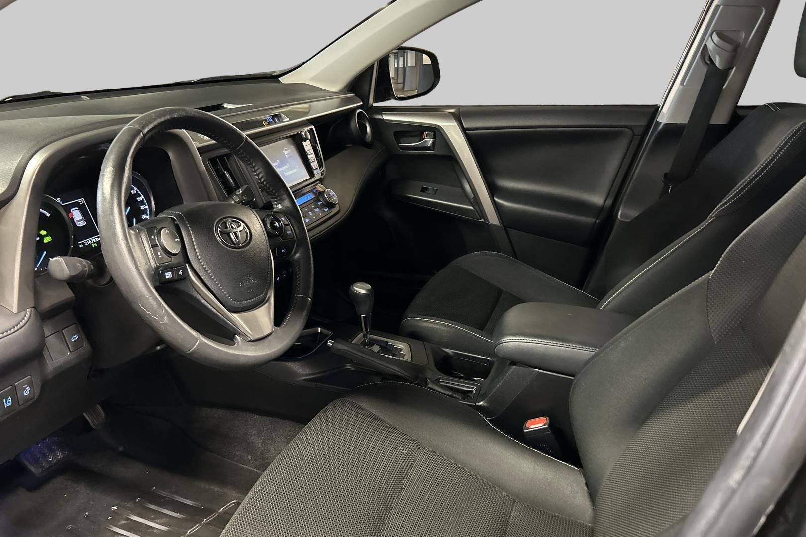 Toyota RAV4 iso kuva 8