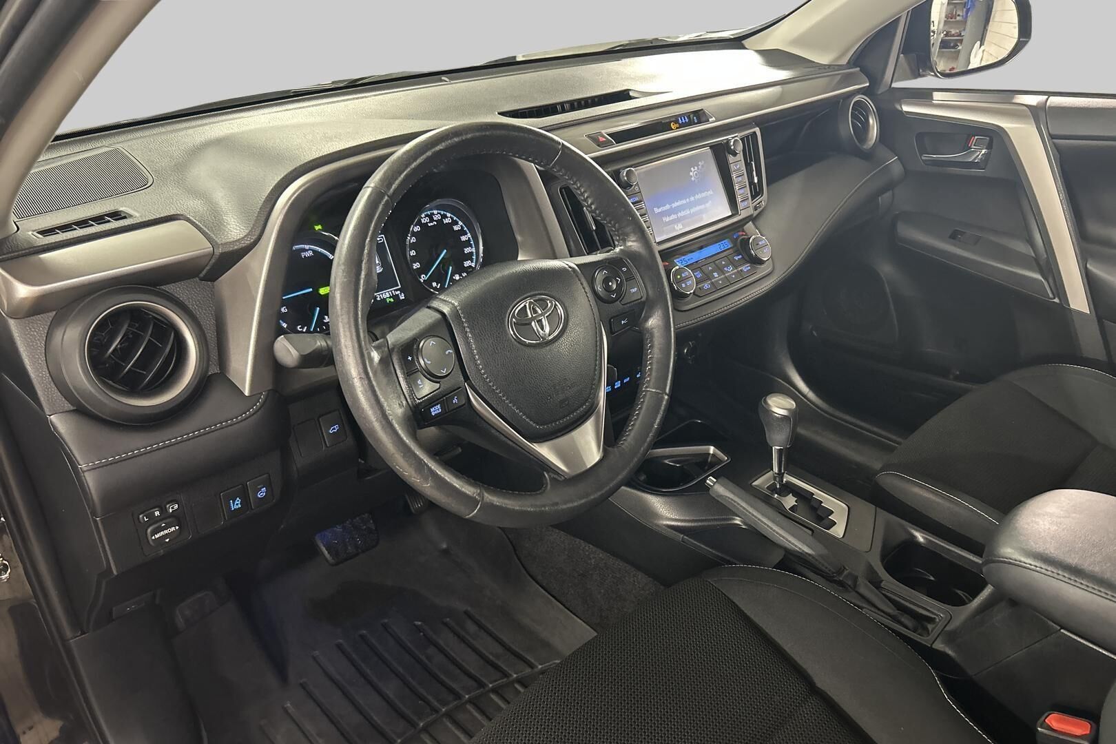 Toyota RAV4 iso kuva 8