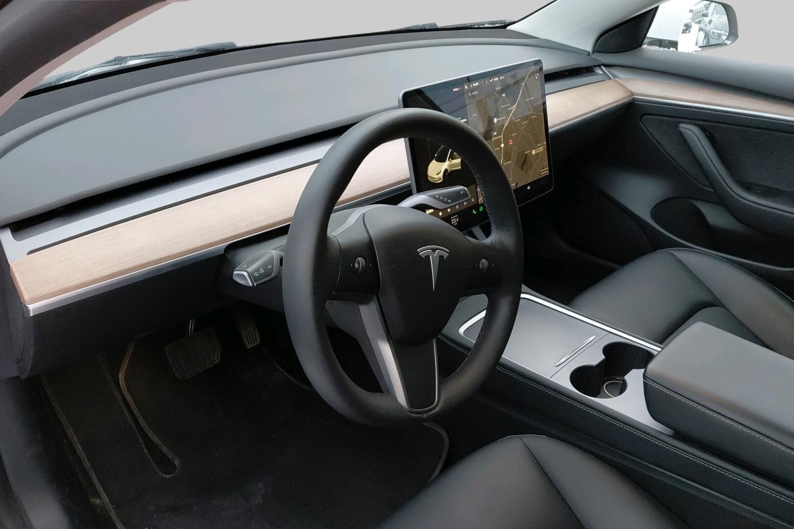 Tesla Model 3 iso kuva 1