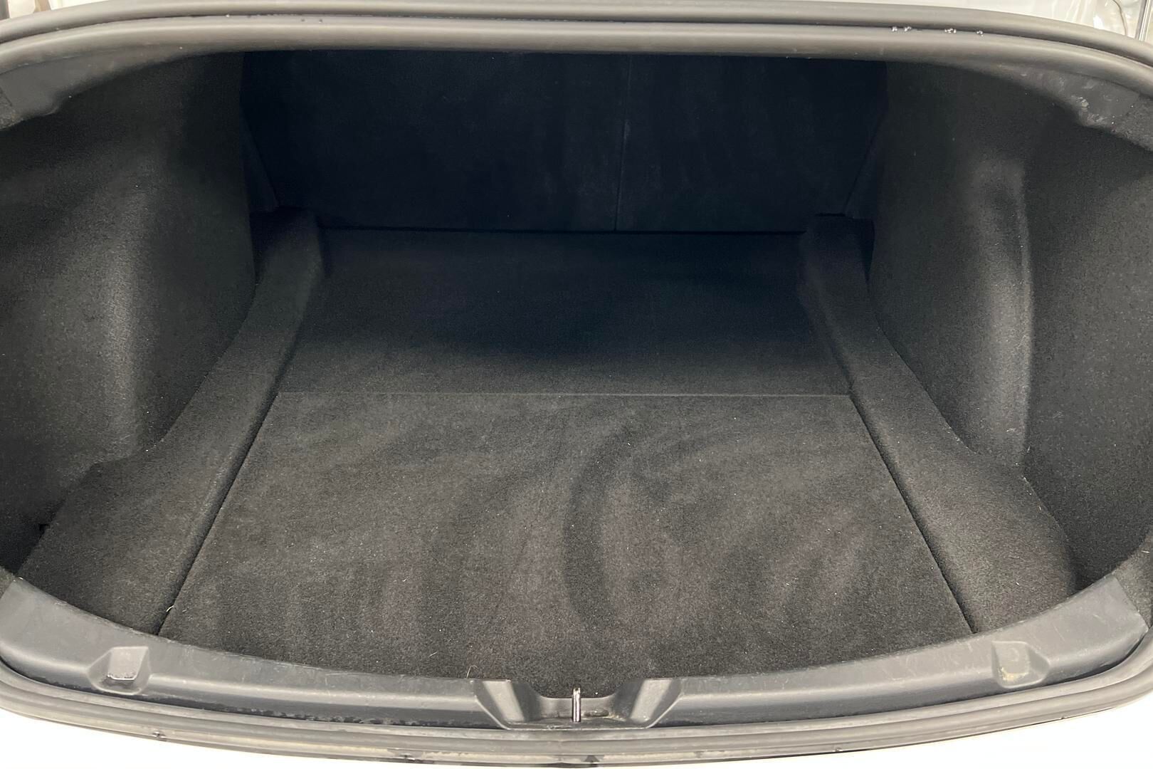 Tesla Model 3 iso kuva 7