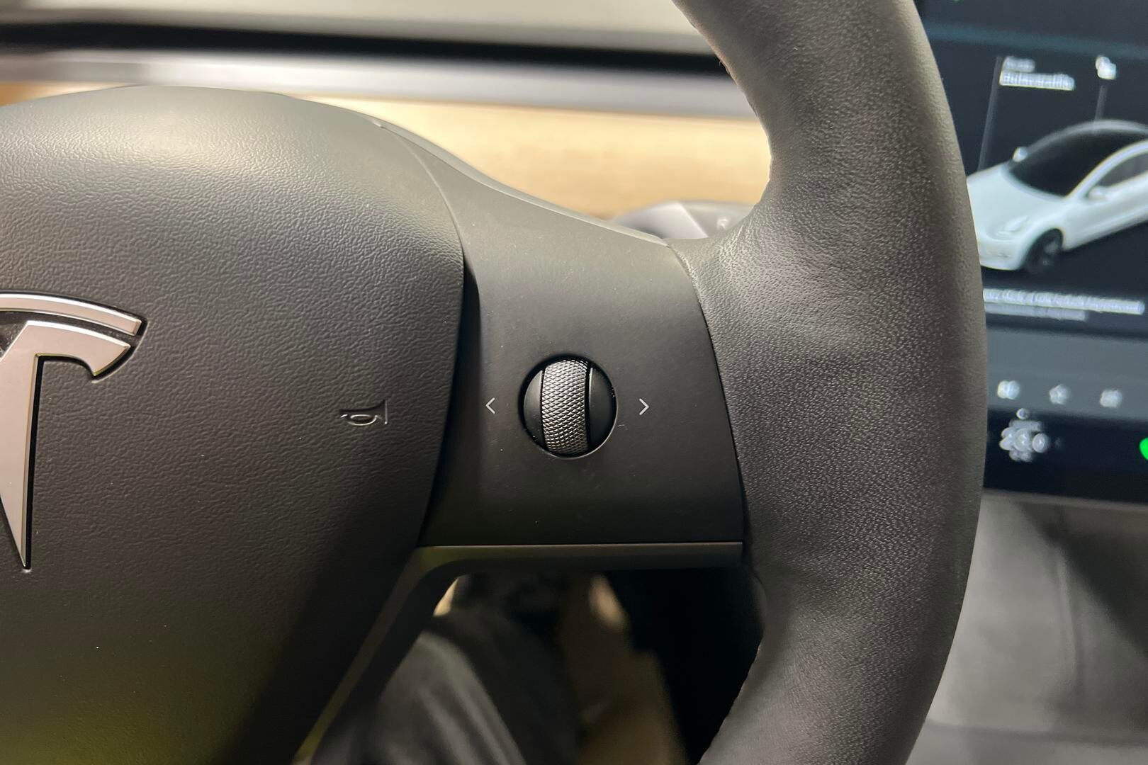 Tesla Model 3 iso kuva 10