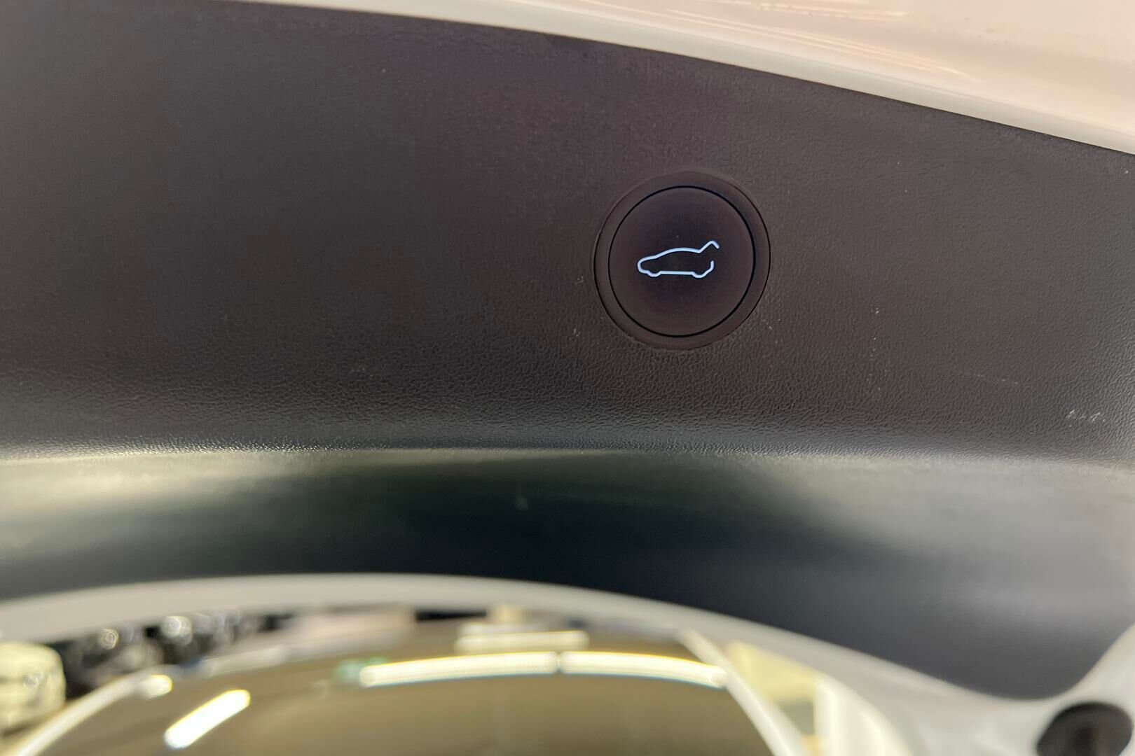 Tesla Model 3 iso kuva 12