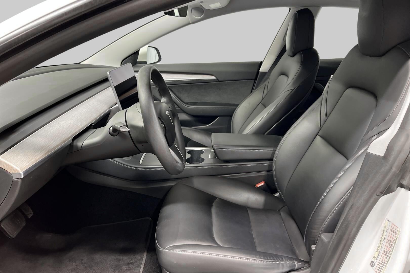 Tesla Model 3 iso kuva 6