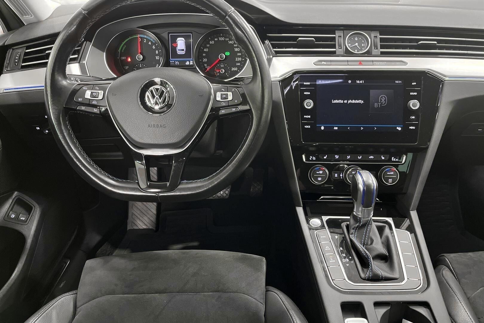 Volkswagen Passat iso kuva 11