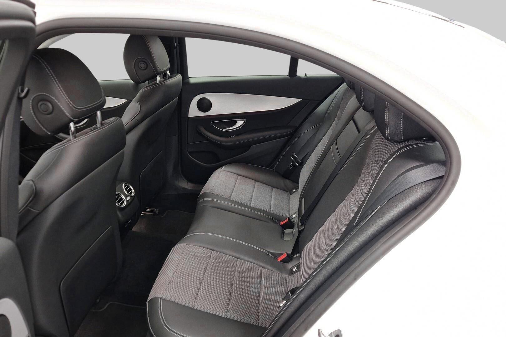 Mercedes-Benz E iso kuva 3