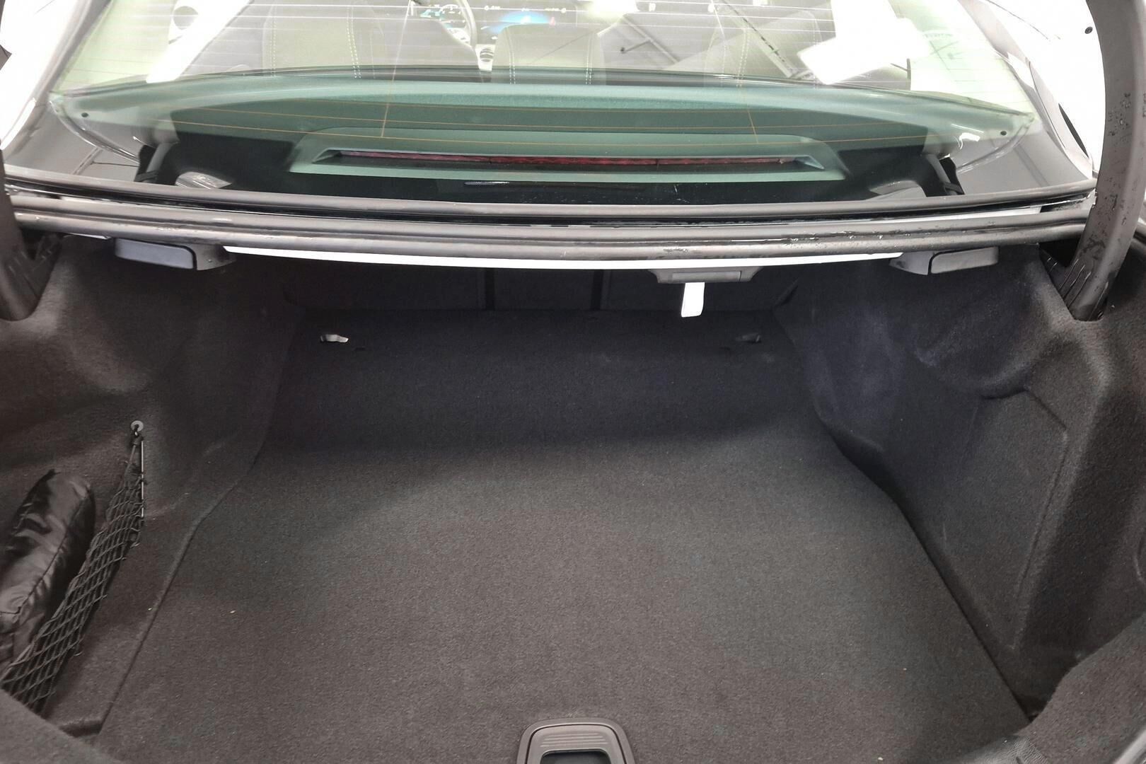 Mercedes-Benz E iso kuva 20