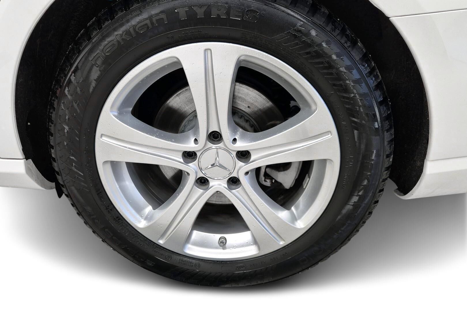 Mercedes-Benz E iso kuva 5