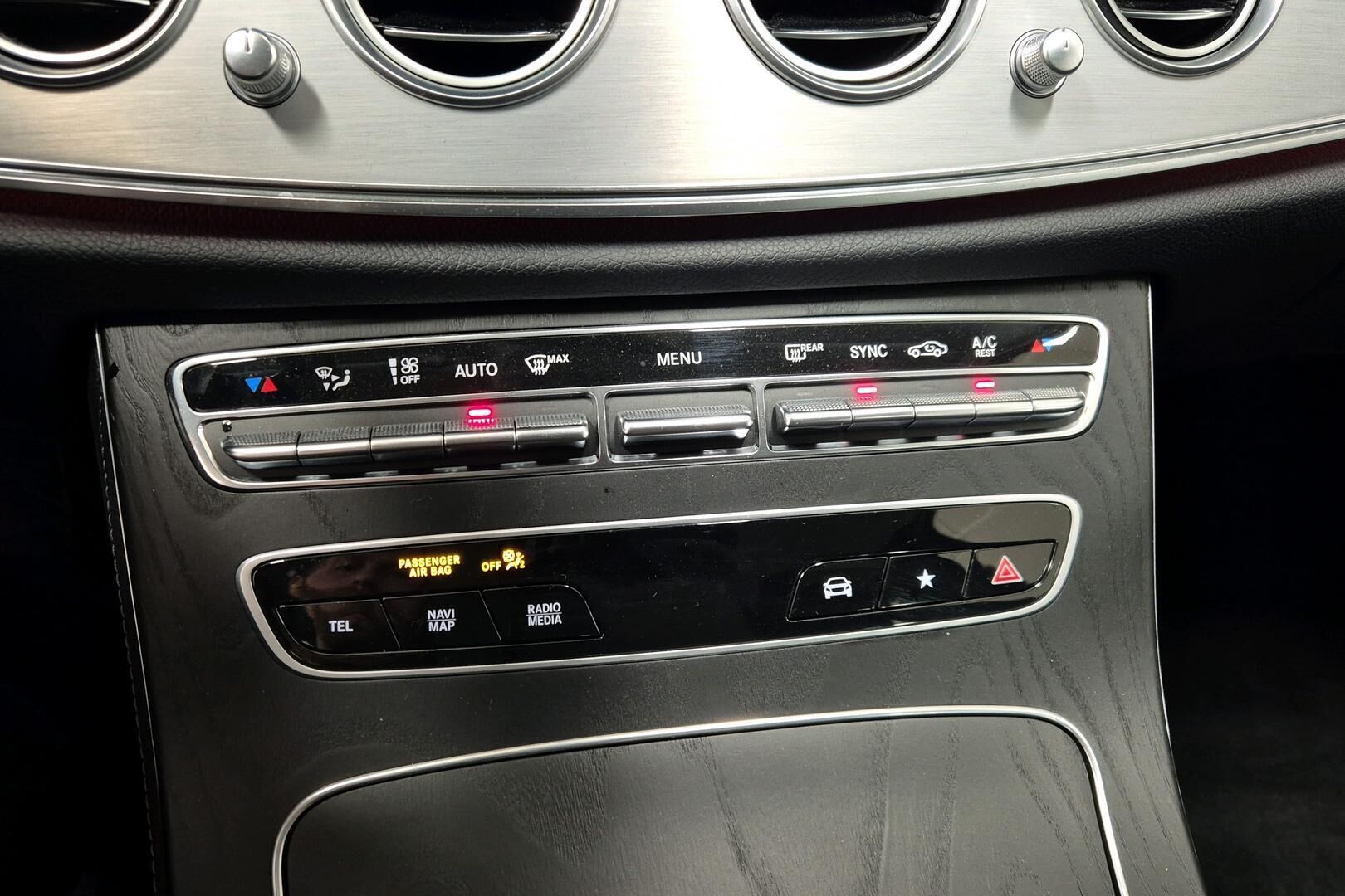 Mercedes-Benz E iso kuva 21