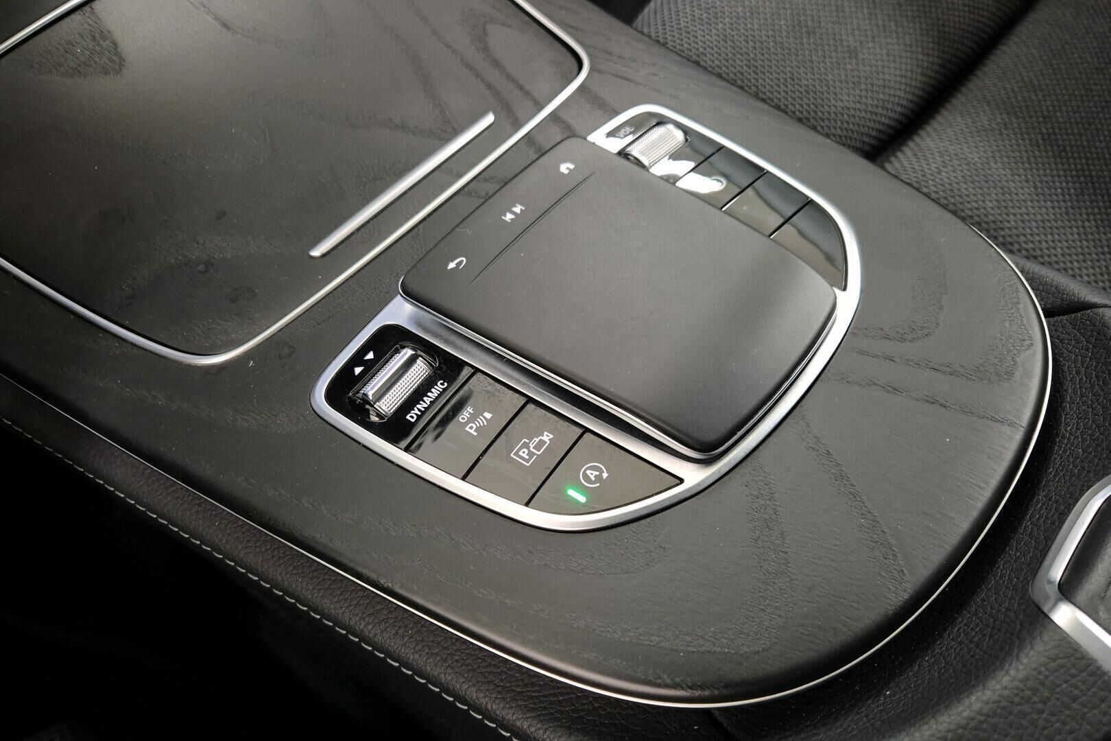 Mercedes-Benz E iso kuva 8