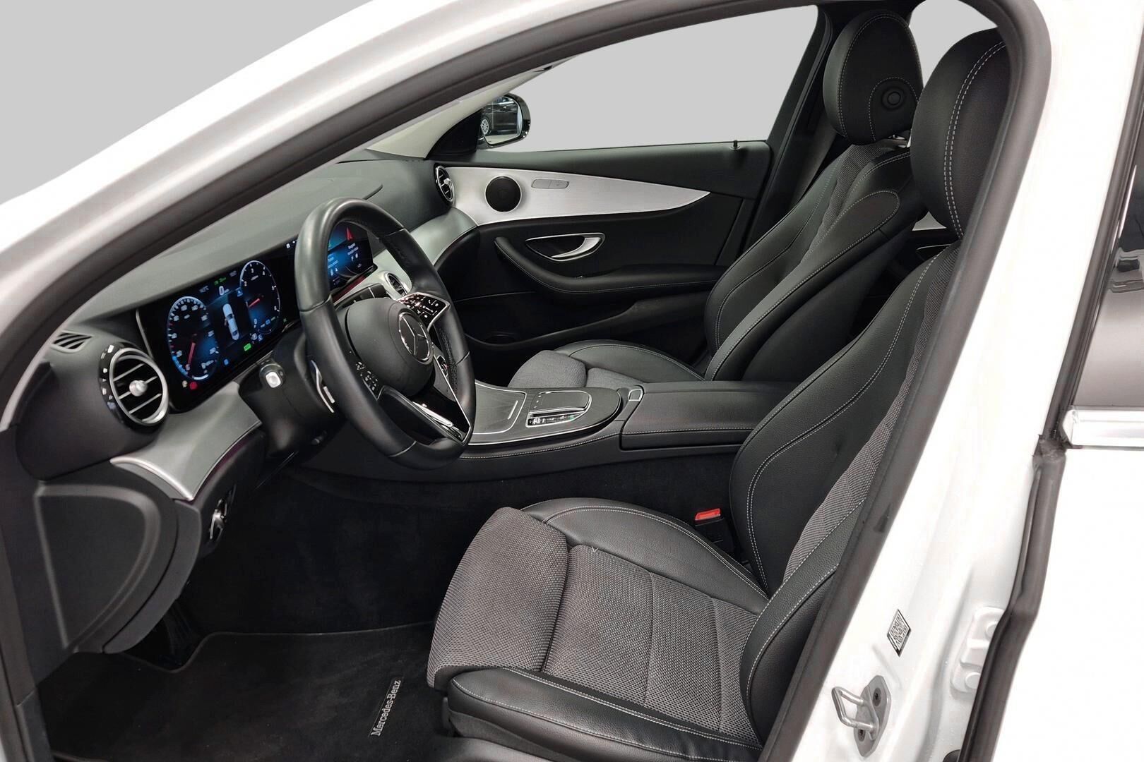 Mercedes-Benz E iso kuva 19