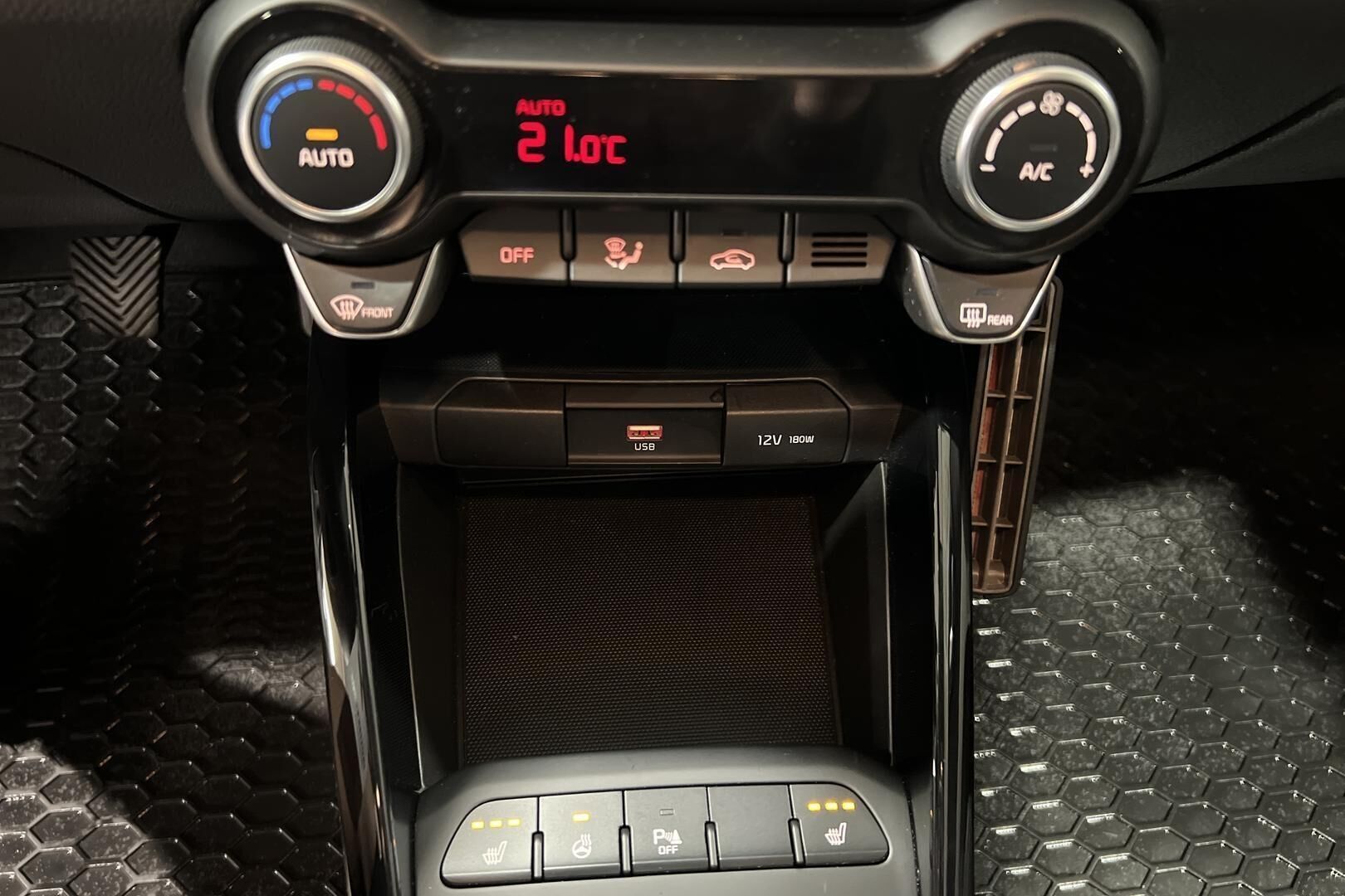 Kia Stonic iso kuva 19