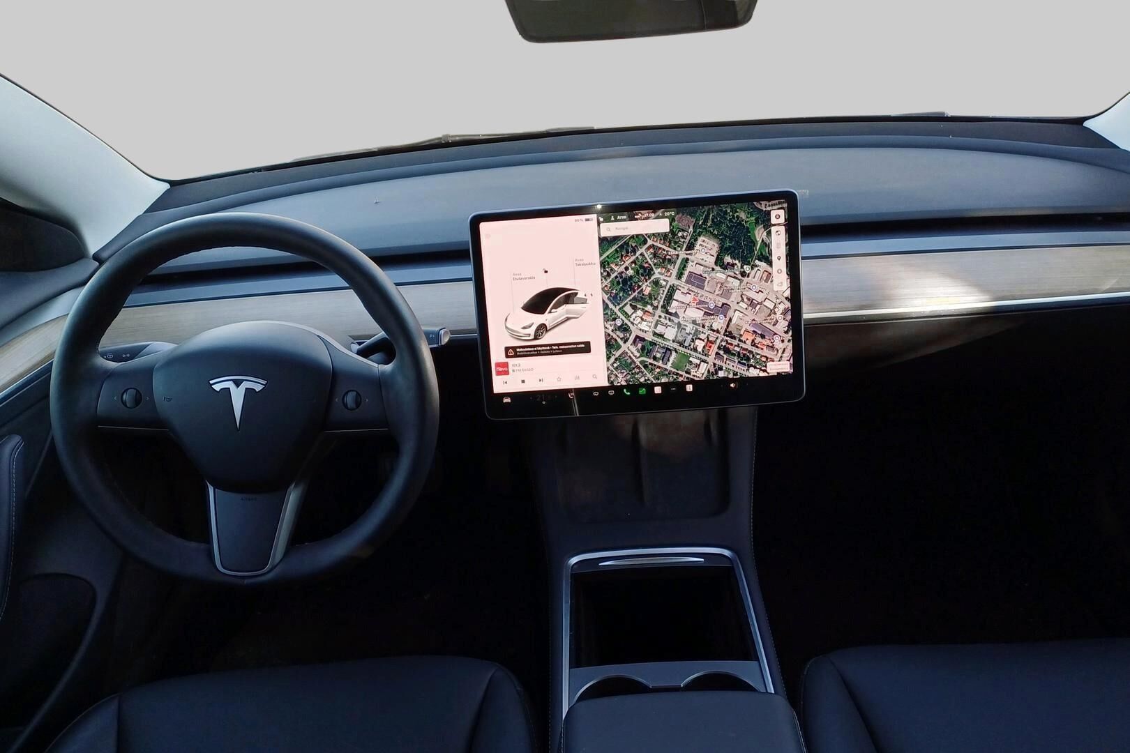 Tesla Model 3 iso kuva 2