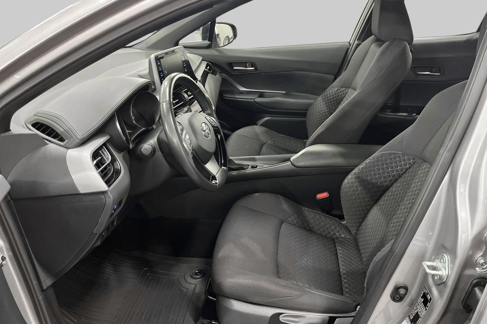 Toyota C-HR iso kuva 8