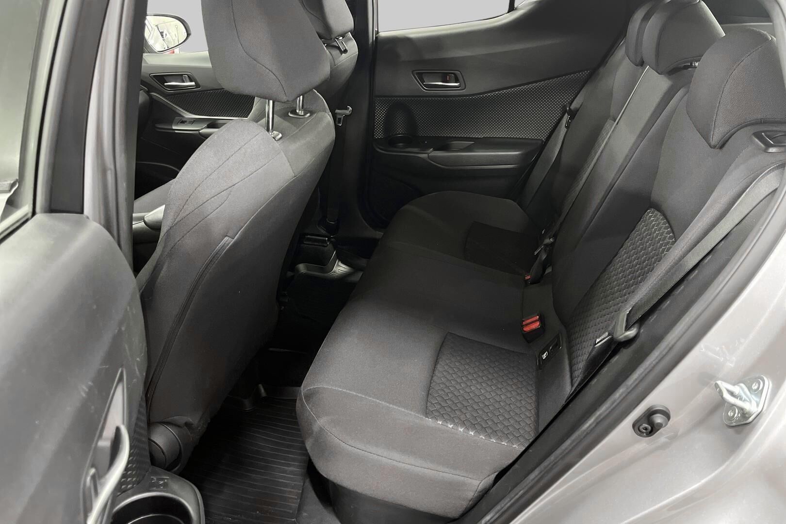 Toyota C-HR iso kuva 9