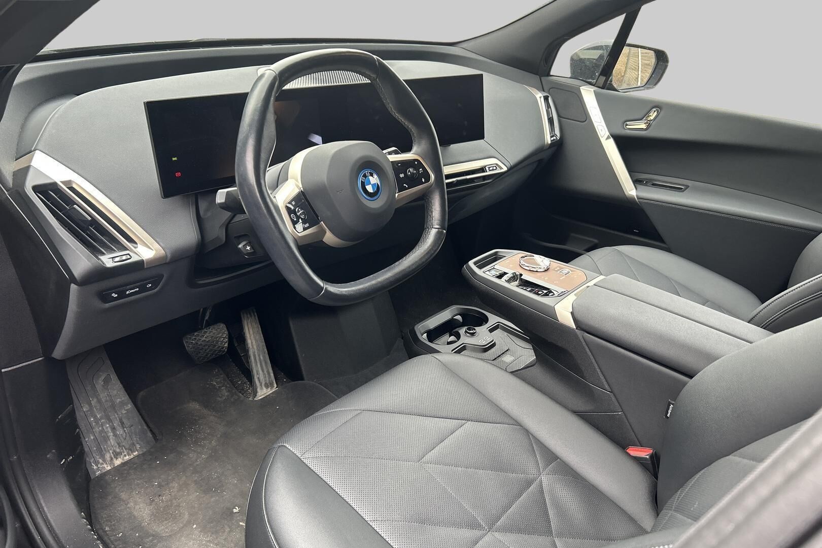 BMW iX iso kuva 1