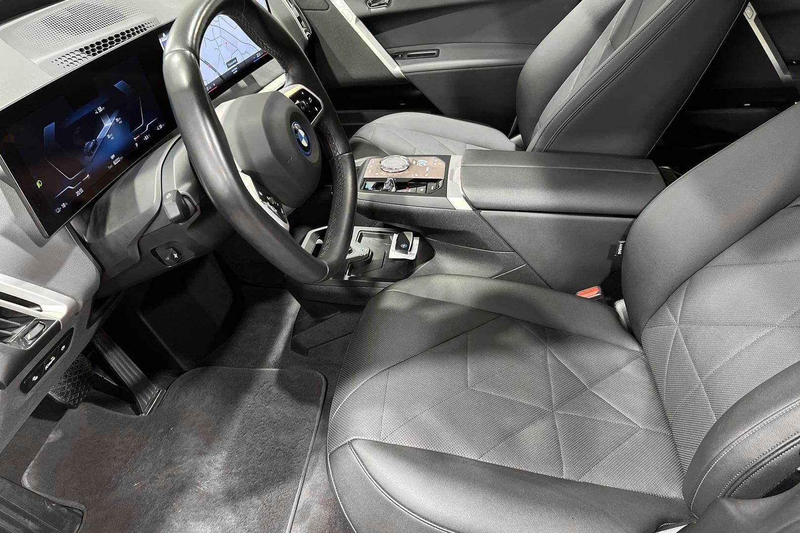 BMW iX iso kuva 8