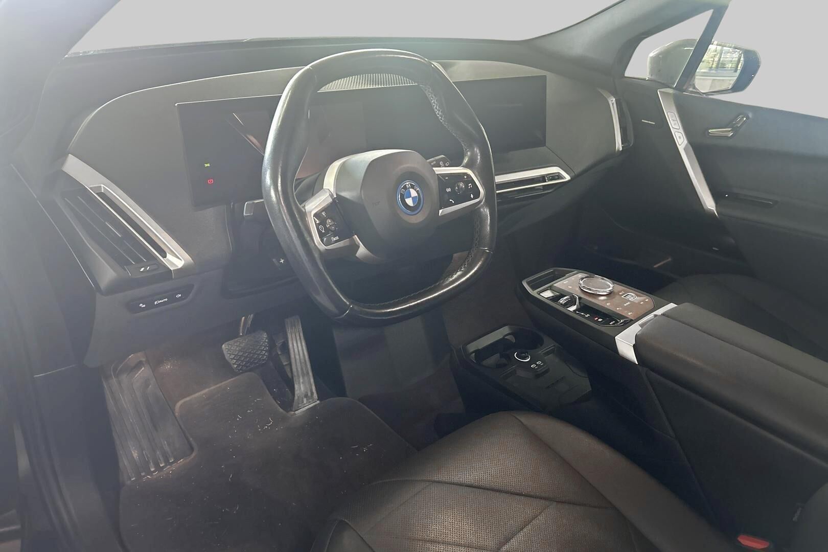 BMW iX iso kuva 1