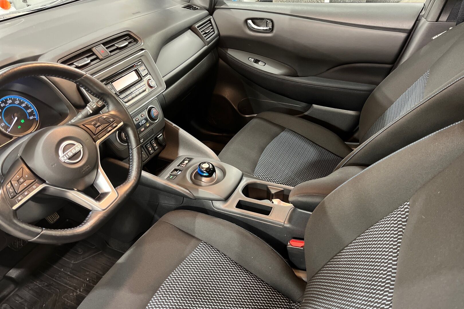 Nissan Leaf iso kuva 7