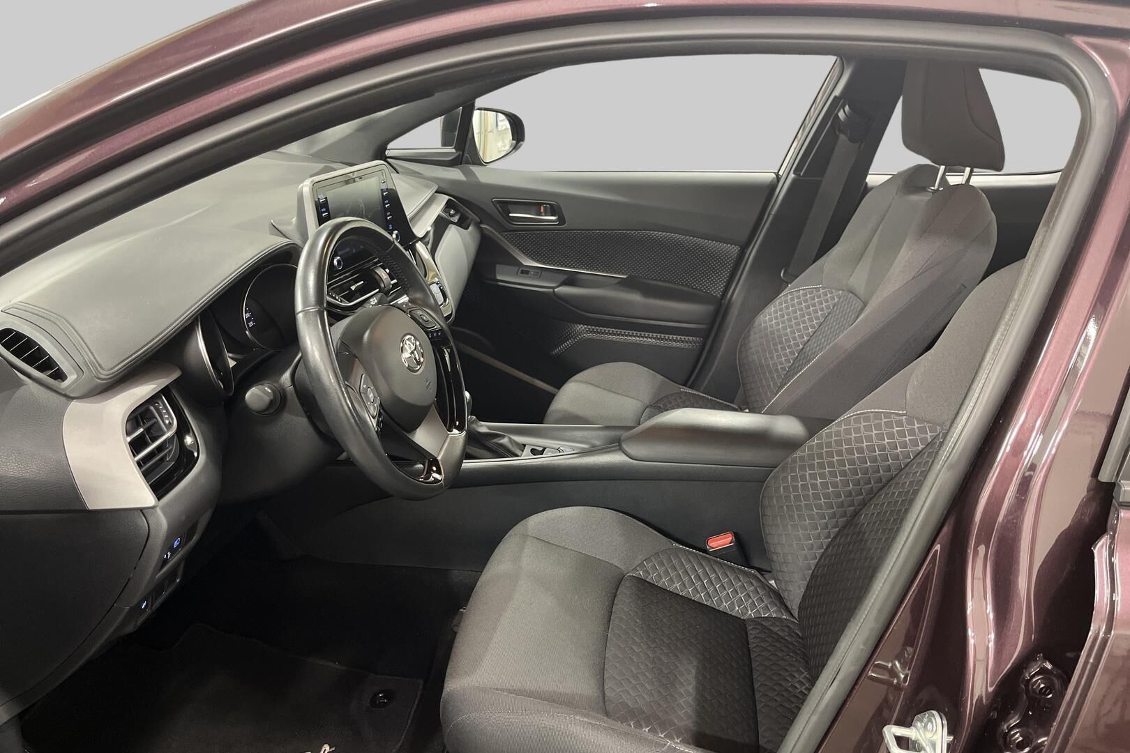 Toyota C-HR iso kuva 8
