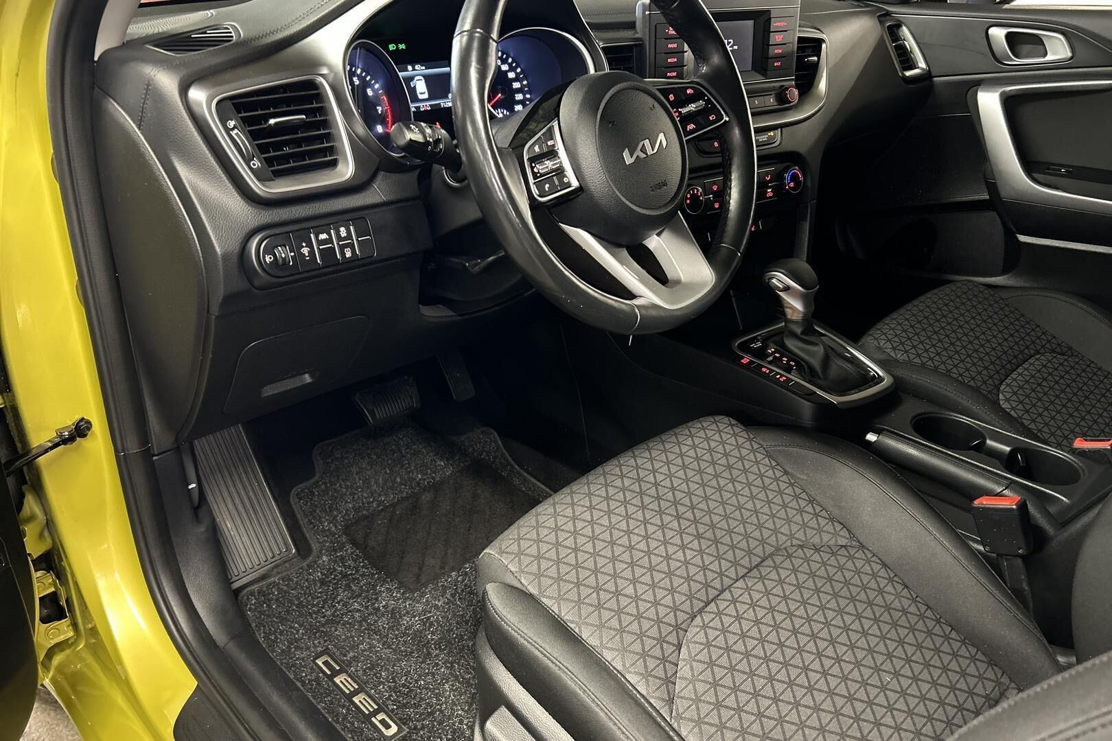 Kia Ceed iso kuva 8