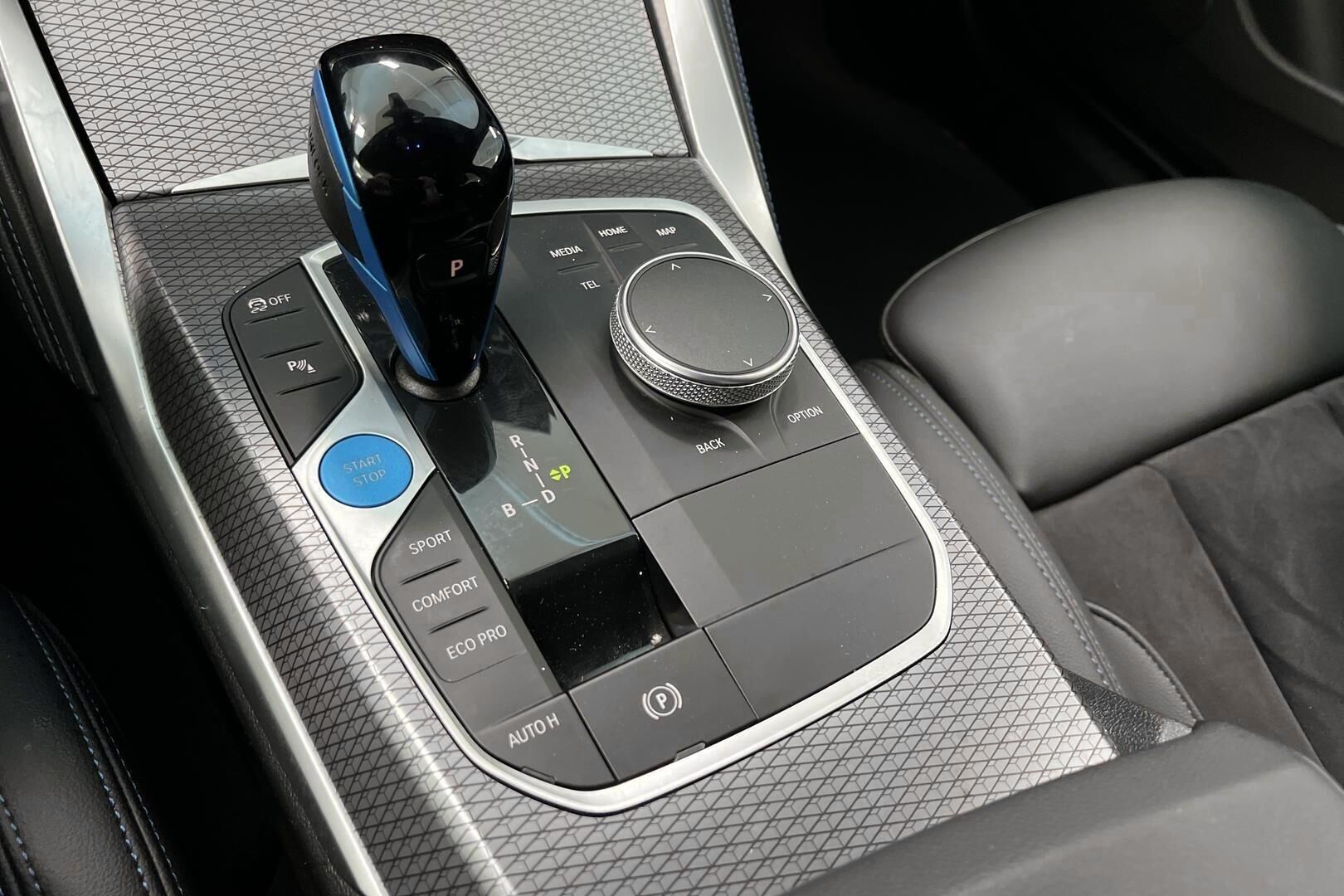 BMW i4 iso kuva 15