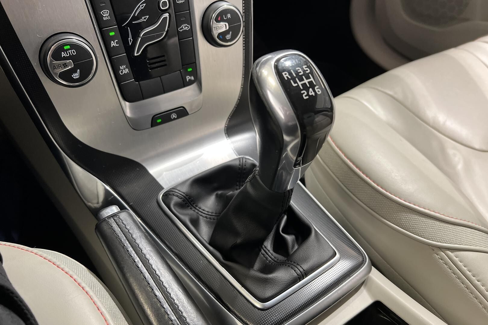 Volvo V40 iso kuva 18