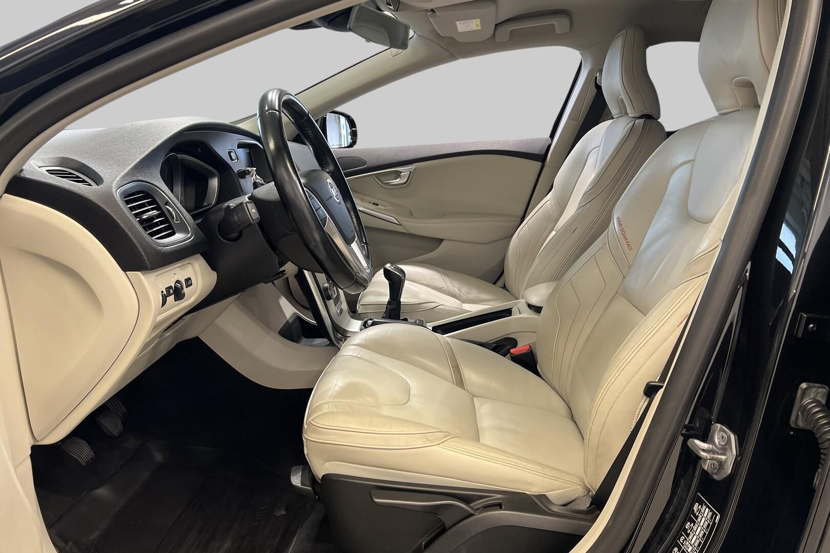 Volvo V40 iso kuva 8