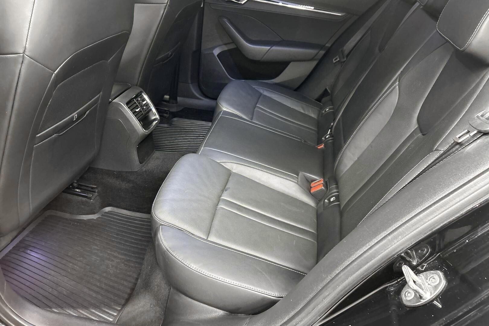 Skoda Octavia iso kuva 10