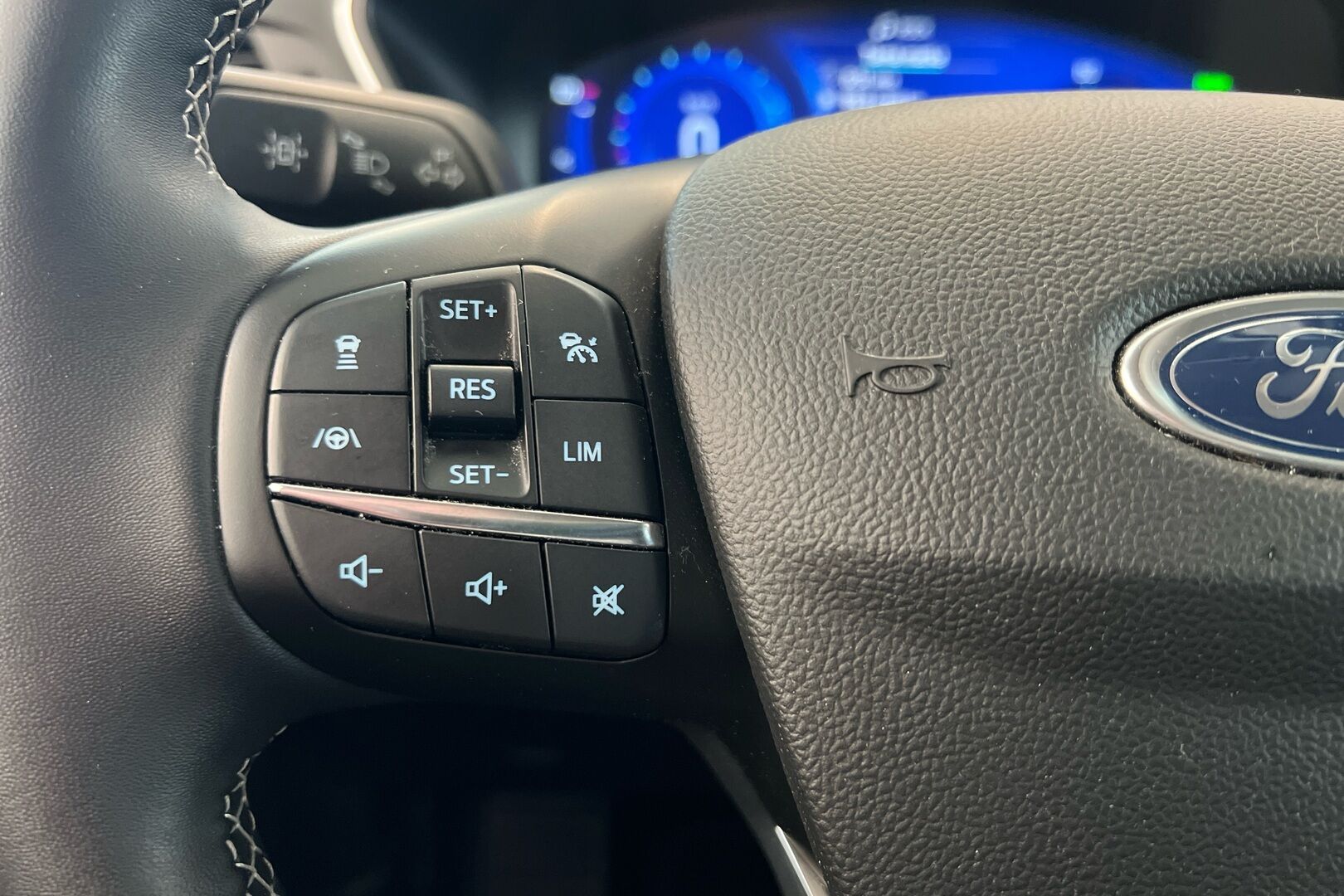 Ford Kuga iso kuva 17