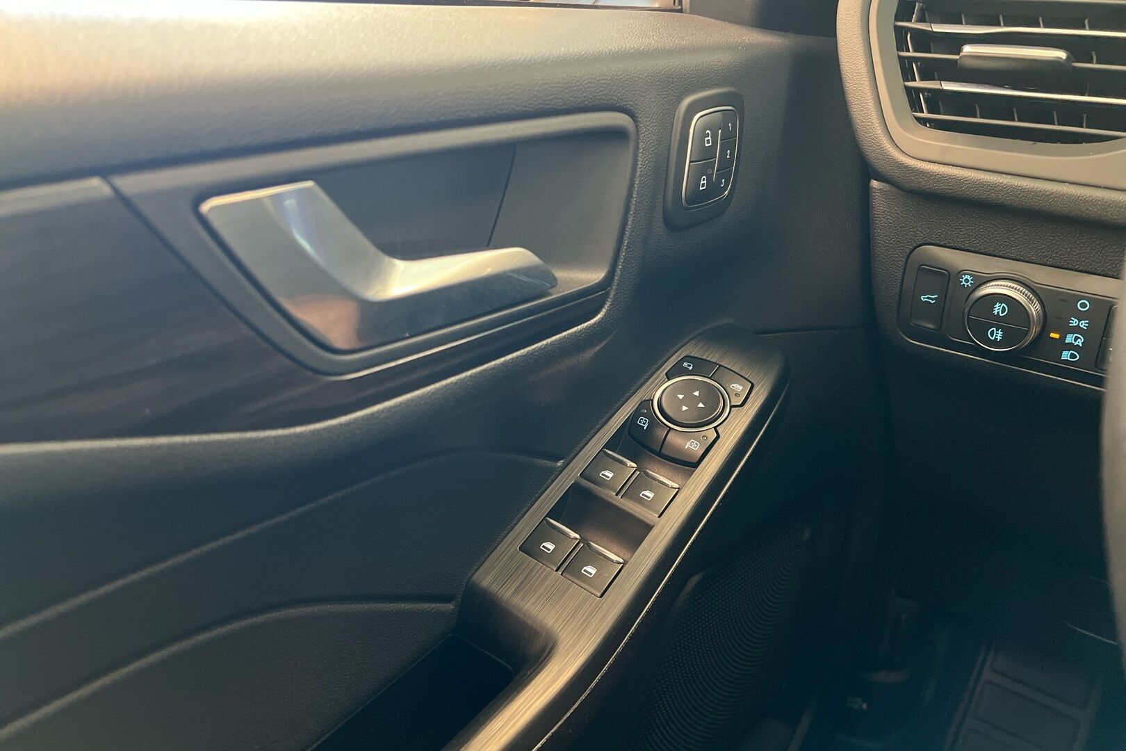 Ford Kuga iso kuva 18