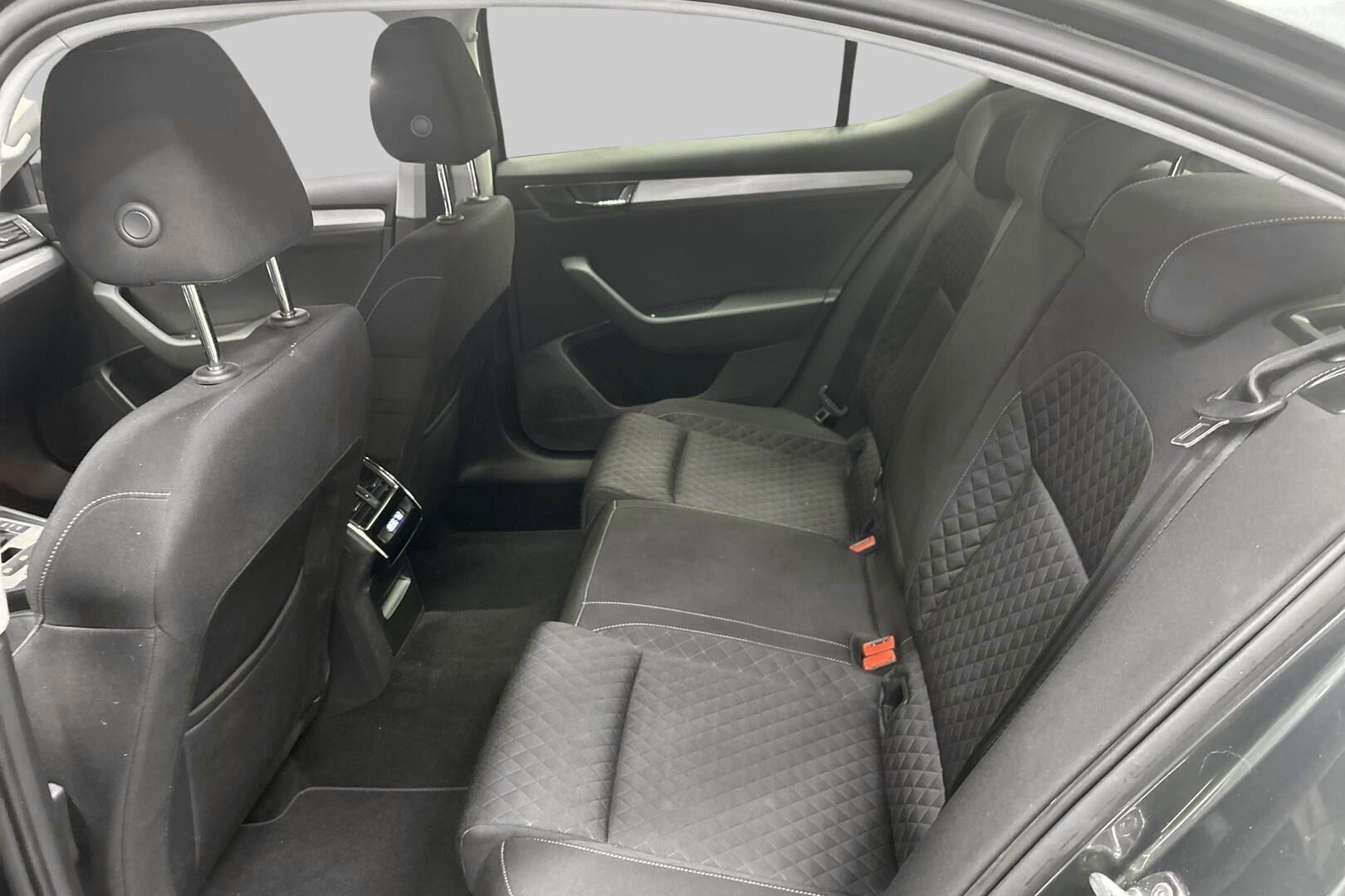 Skoda Superb iso kuva 10