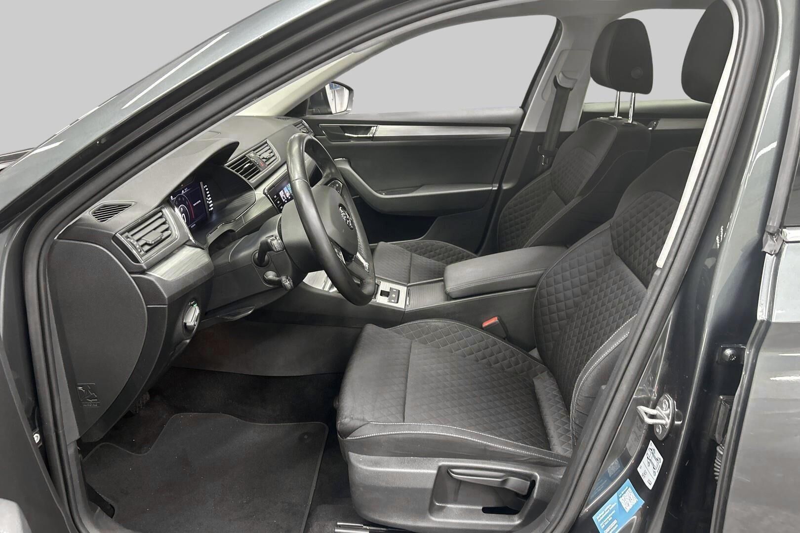 Skoda Superb iso kuva 10