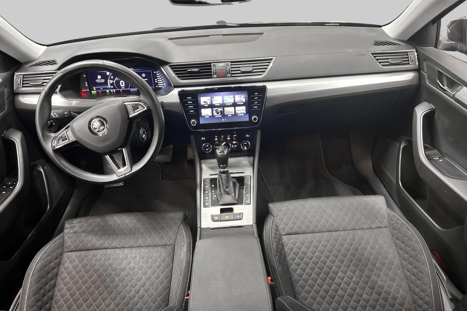Skoda Superb iso kuva 19