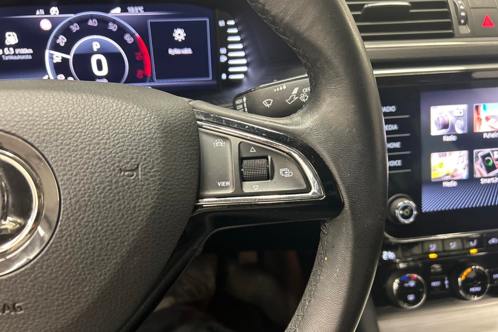 Skoda Superb iso kuva 15