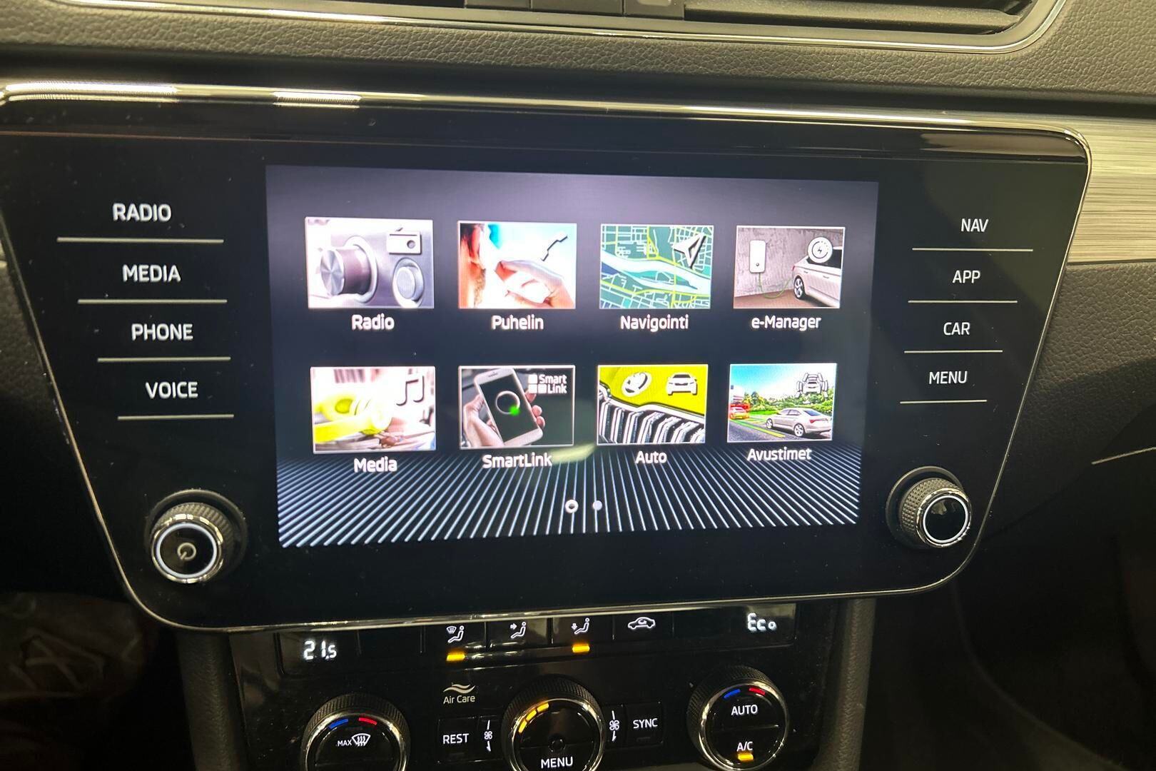 Skoda Superb iso kuva 16