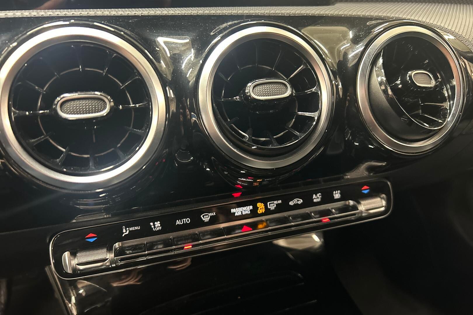 Mercedes-Benz CLA iso kuva 18