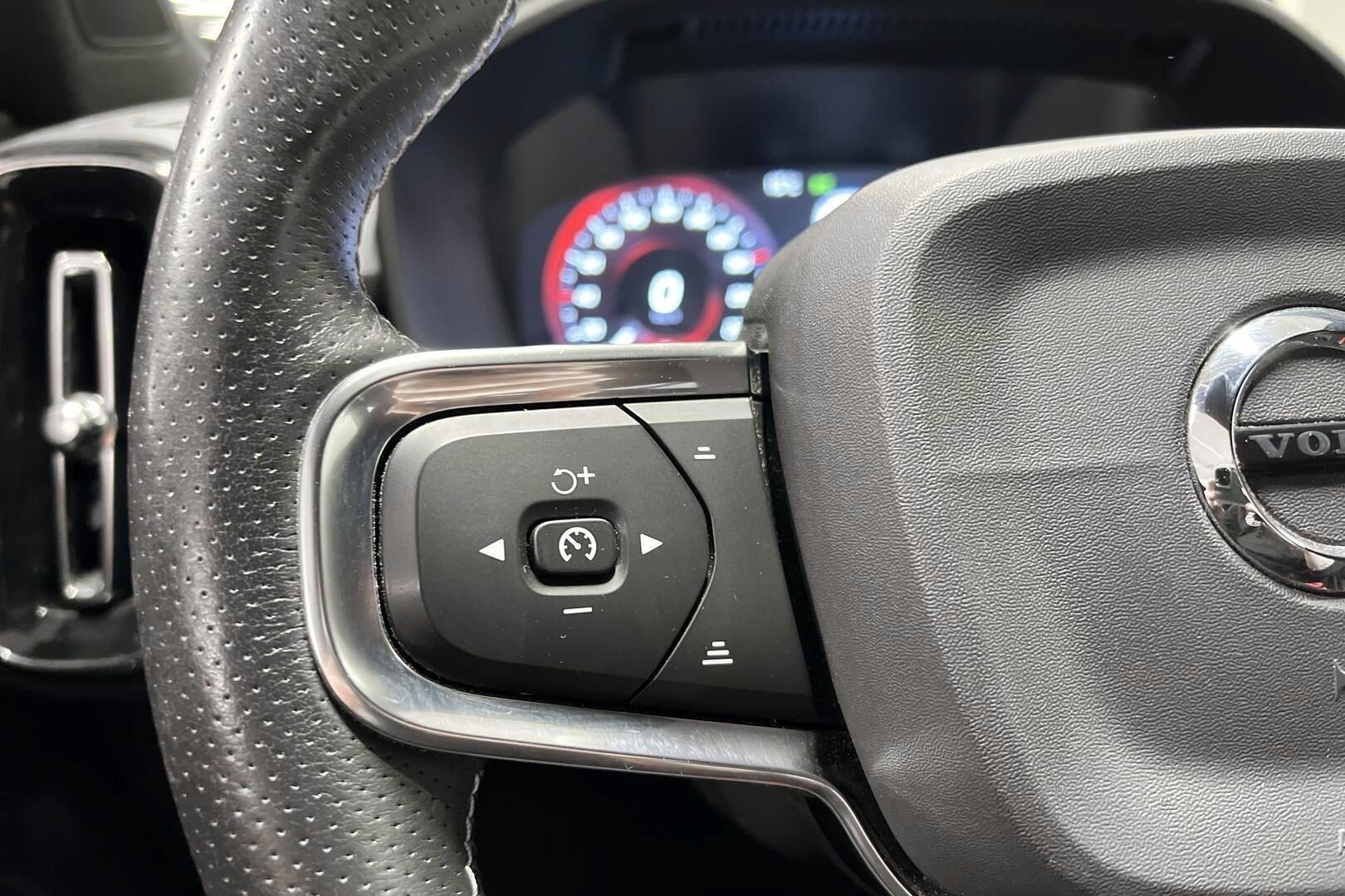 Volvo XC40 iso kuva 15